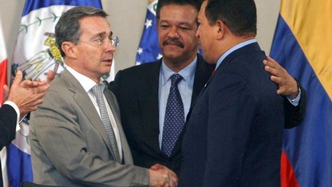 Kolumbijský prezident Álvaro Uribe (vlevo) si podává ruku s venezuelským Hugo Chávezem (vpravo). Uprostřed dominikánský Leonel Fernandéz.