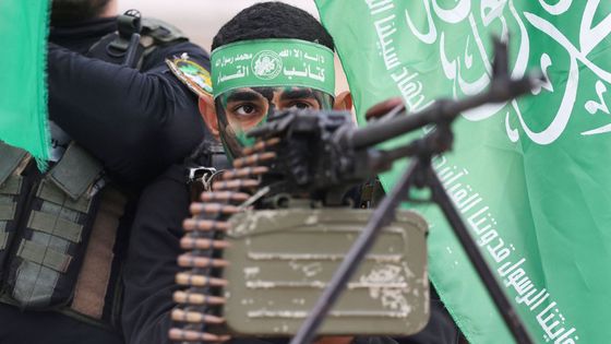 Člen Hamásu na nedávných oslavách 35.výročí založení hnutí v Gaze.