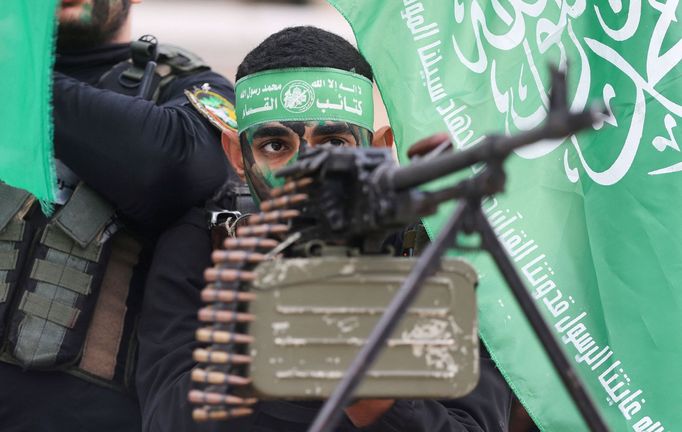 Člen Hamásu na nedávných oslavách 35.výročí založení hnutí v Gaze.