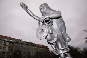 Foto: Namísto Koněva stojí v Praze socha Putina jako skřeta se zdviženou pravicí