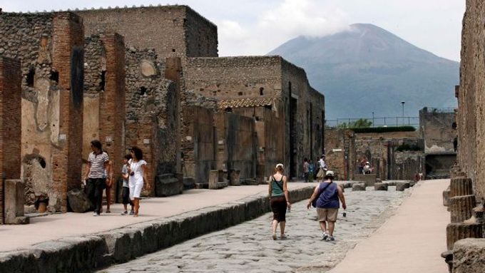 Přes davy turistů člověk v Pompejích díky jejich velikosti často osamí. Někteří pak mají tendenci si odsud něco odvézt