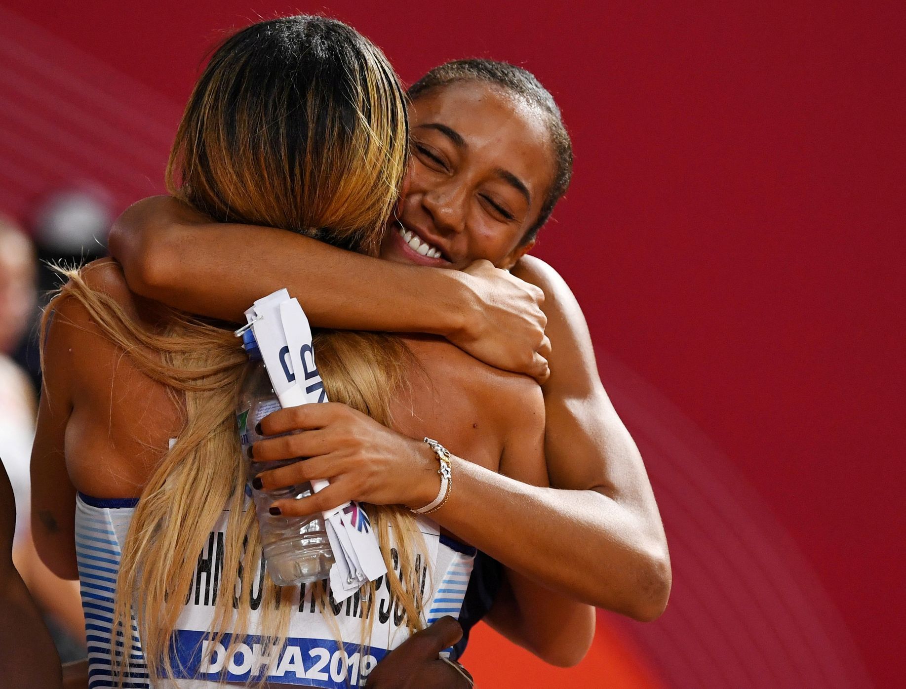 MS v atletice 2019: Nafissatou Thiamová a Katarina Johnsonová-Thompsonová (zády) v objetí po závodě sedmibojařek