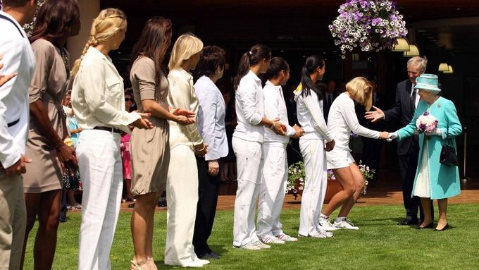 Královna se ve Wimbledonu zdraví s hráči. Tradice, podle které mají tenisté zdravit hosty královské lóže úklonou a tenistky pukrletem, byla před sedmi lety zrušena. Tváří v tvář královně ji ovšem dodrželi všichni.
