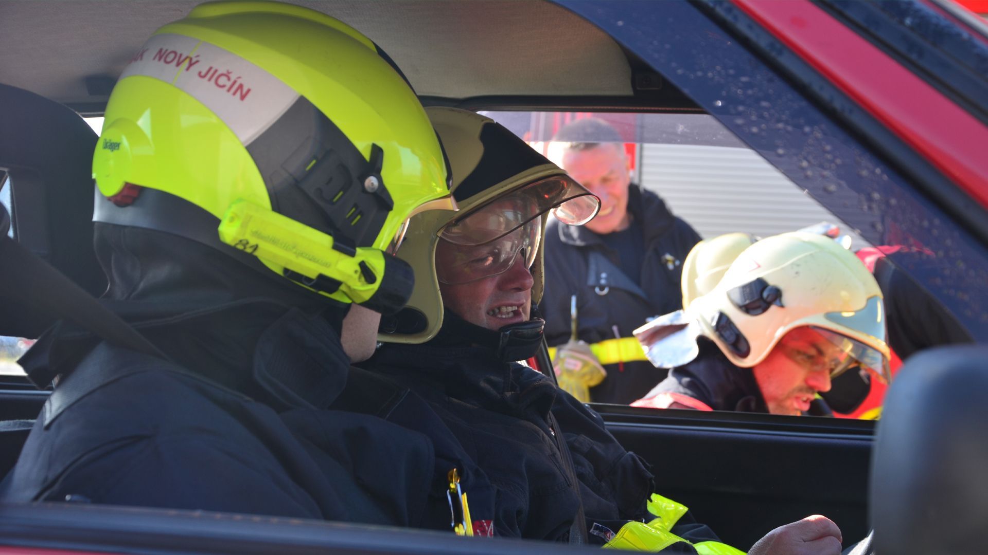 Hasič Vlastimil Kremel z Novojičínska zasahoval během dvaceti let téměř u dvou tisíc výjezdů. Snímky ho zachycují při práci. Nyní je vážně nemocný a přátelé pro něj uspořádali sbírku, aby mu pomohli.
