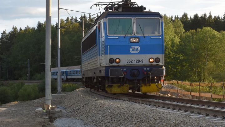 Porucha troleje v Praze ochromila provoz vlaků. Spoje se ruší, jiné nabírají zpoždění