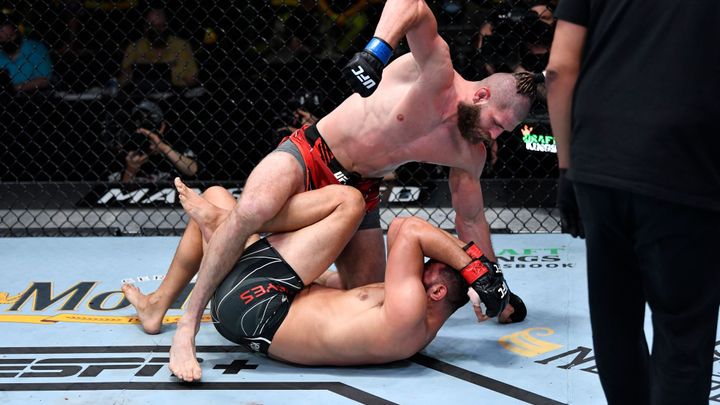 Senzace. Neunavitelný Procházka uškrtil Teixeiru na zemi a je novým šampionem UF; Zdroj foto: UFC