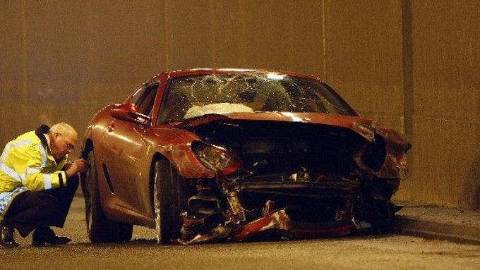 Policista zkoumá v tunelu poblíž manchesterského letiště nabourané Ferrari Cristiana Ronalda.