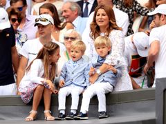 Těžko říci, jestli si tříletí Federerovi kluci Leo a Lennart plně uvědomují, čeho jejich táta dosáhl