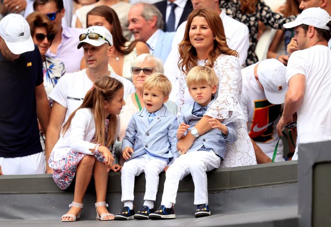 Těžko říci, jestli si tříletí Federerovi kluci Leo a Lennart plně uvědomují, čeho jejich táta dosáhl