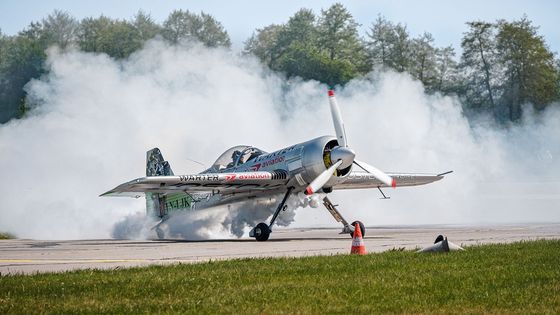 Neuvěřitelné kousky a závod letadla s ferrari. Kdo vyhrál na Aviatické pouti?