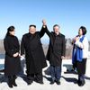 Severokorejský vůdce Kim Čong-un a jihokorejský prezident Mun Če-in vystoupili na "posvátnou" horu Pektu, údajné rodiště Kim Čong-ila, otce nynějšího diktátora.