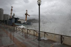 Obrazem: Tajfun Nesat zasáhl po Filipínách i Hongkong