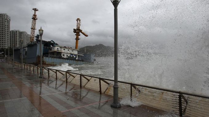 Obrazem: Tajfun Nesat zasáhl po Filipínách i Hongkong