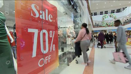 Povánoční výprodeje startují. V Anglii si Boxing Day užili na plné fronty