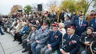 Hlavní tribuna, ze které se bude sledovat dnešní pietní akt, patří válečným veteránům.