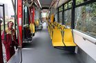 V pražských tramvajích budou jen plastové sedačky. Podle dopravního podniku to zlepší úklid souprav