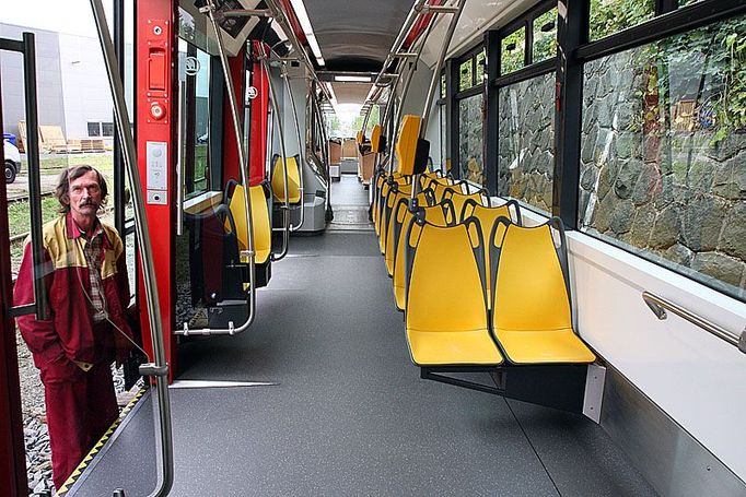 Tříčlánková jednosměrná tramvaj pro 292 cestujících. První prototyp vybaven třemi typy sedaček. Žluté z plastu.