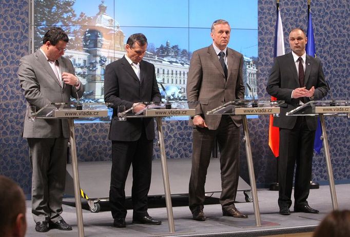 Alexandr Vondra, Jiří Čunek, Mirek Topolánek a Ivan Langer na tiskové konferenci po jednání vlády.