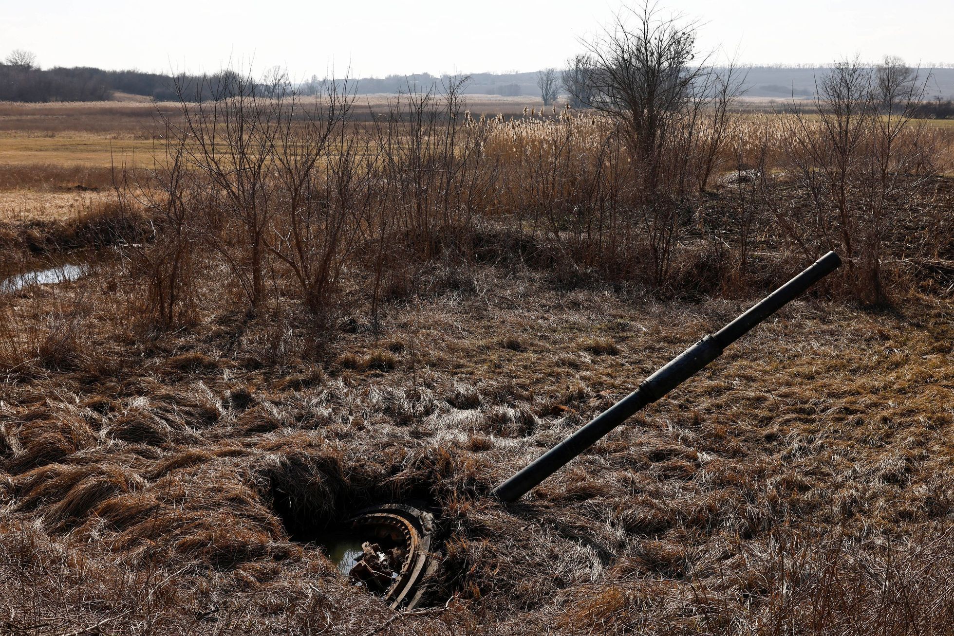 Ruský tank se doslova propadl do země blízko Lymanu v Doněcké oblasti.