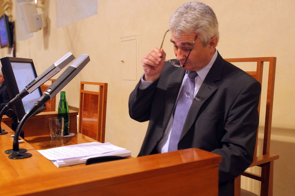 Předseda senátu Milan Štěch ve své kanceláři