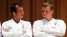 Tenisté Radek Štěpánek a Tomáš Berdych během oficiálního losování semifinálových utkání Davis Cupu 2012.