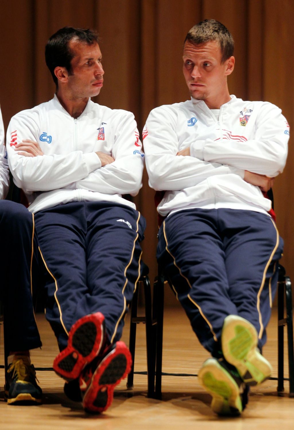 Tenisté Radek Štěpánek a Tomáš Berdych během oficiálního losování semifinálových utkání Davis Cupu 2012.
