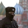 Ruský policista hlídkuje v mraze na moskevském Rudém náměstí
