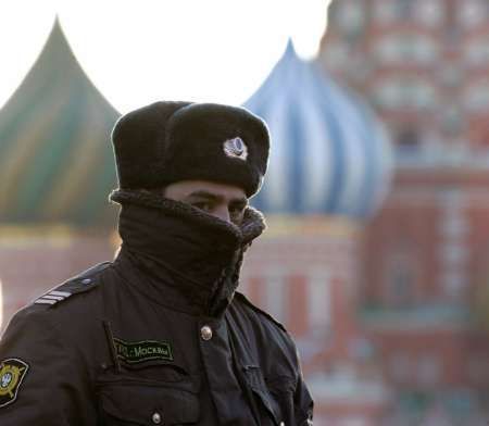 Ruský policista hlídkuje v mraze na moskevském Rudém náměstí