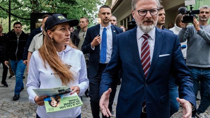 Eva Decroix a Petr Fiala během předvolební kampaně před říjnovými sněmovními volbami, květen 2025.