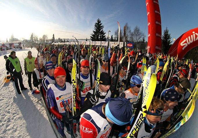 Jak vydržet a nevychladnout? Věděli by rádi někteří startující... Zatímco první skupiny závodníků měli za sebou porci ranních kilometrů, na startu v Bedřichovicích, čekaly dopoledne ještě stovky dalších na vpuštění na trať.