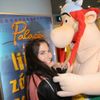 Eva Aichmajerová s figurínou Obelixe na premiéře filmu Asterix a vikingové