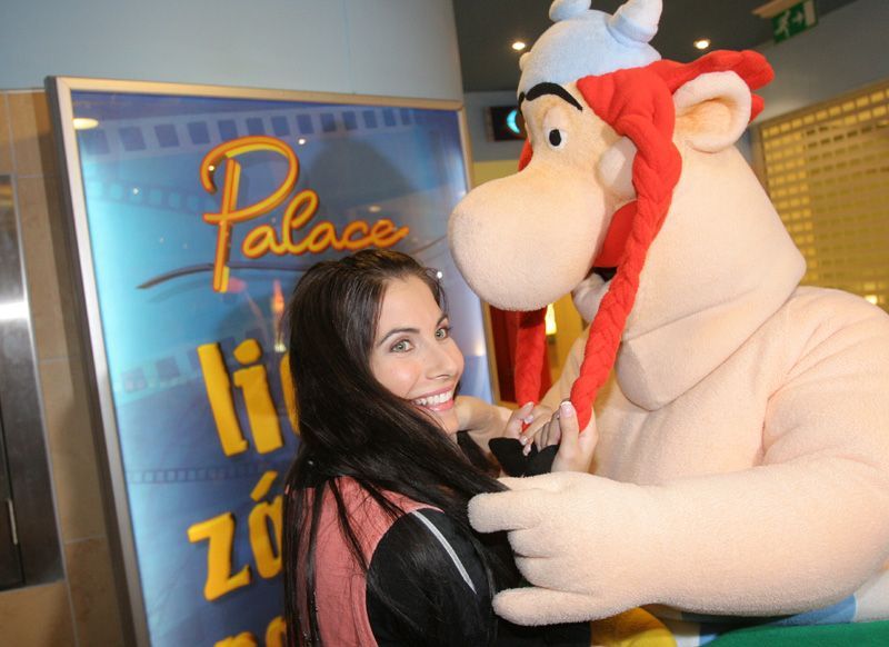 Eva Aichmajerová s figurínou Obelixe na premiéře filmu Asterix a vikingové
