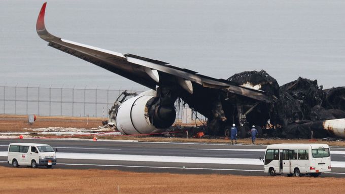 Následky požáru letounu Airbus A350 na letišti v Tokiu.