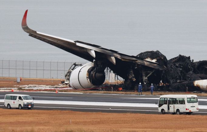 Následky požáru letounu Airbus A350 na letišti v Tokiu.