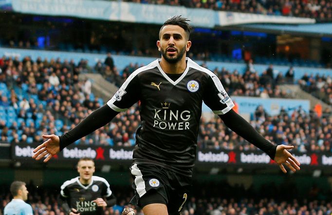 Riyad Mahríz z Leicesteru slaví druhý gól v síti Manchesteru City