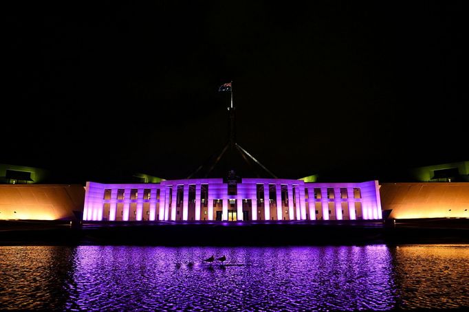 Australský parlament v Canbeře je nasvícen fialově u příležitosti korunovace britského krále.