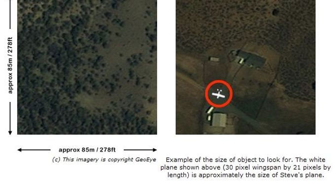 Na levém obrázku je výsek ze satelitního snímku Nevadské pouště. V pravo je zobrazena velikost Fossettova letadla. Pokud čtenář na snímku vlevo spatří podobné letadlo, může snímek nahlásit k bližšímu prozkoumání