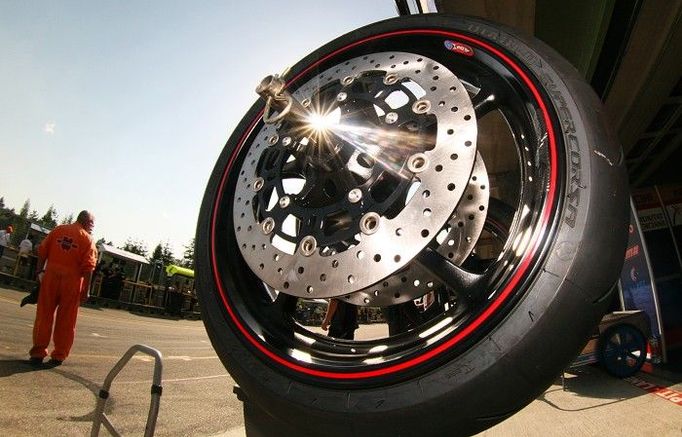 Seriál MS superbike využívá jediné značky pneumatik - Pirelli. Zvolit tu správnou směs nebylo během víkendu nijak snadné, neboť v pátek a sobotu panovaly na okruhu vysoké teploty (dráha až přes 50 stupňů Celsia), zatímco na nedělní závod se ochladilo a přibyl i vítr a pár kapek deště.