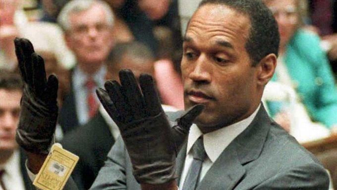 Snímek, který před 30 lety oblétl celý svět: O. J. Simpson si před soudem nasazuje rukavice.