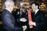 1985: Generální tajemník ÚV KSČ a prezident ČSSR Gustáv Husák předává Karlu Gottovi dekret o jmenování národním umělcem.