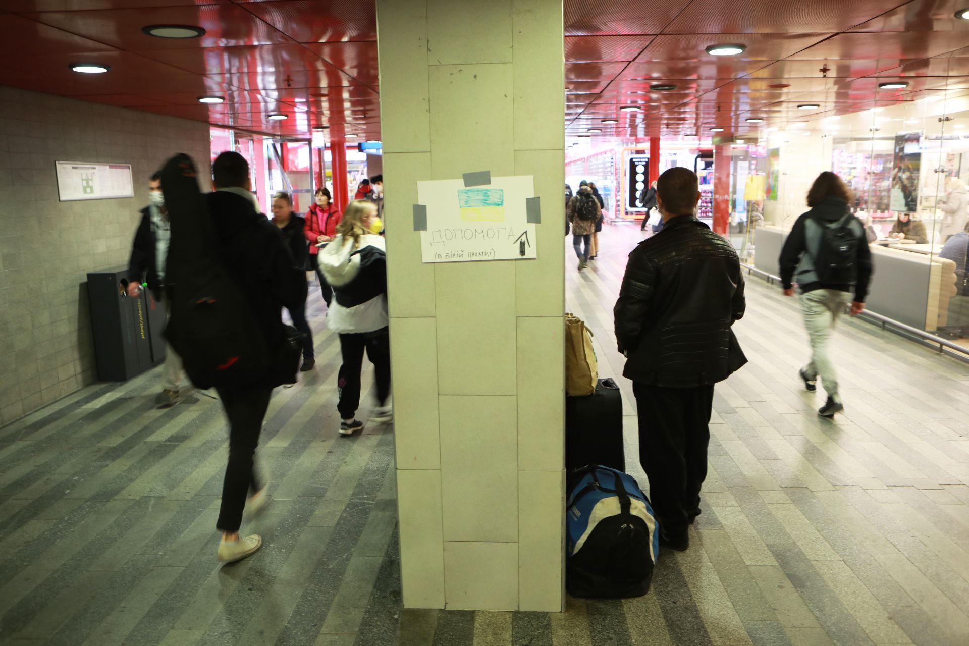 Foto / Hlavní nádraží v Praze / Ukrajina / asistenční centrum, info stánek, uprchlíci, dobrovolníci, Ukrajina, Iniciativa Hlavák