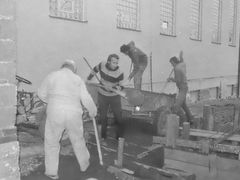 Bohumír Novák pomáhá s výstavbou tělocvičny (1972).