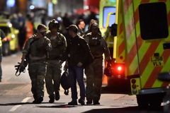 V Londýně vztyčili na mostech bariéry, aby chránily chodce. Británie má druhý stupeň ohrožení