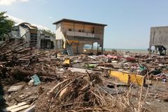 Tsunami spláchlo celé město, mrtvých je téměř tisíc. Systém varování nefungoval