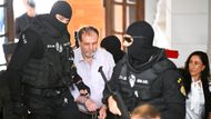 Obžalovaného Juraje Cintulu přivezla k soudu vězeňská služba. Od loňského atentátu je stíhán vazebně. Na dotazy novinářů o důvodech střelby na ministerského předsedu také řekl: "Ať žije svobodná kultura."
