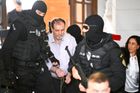 Obžalovaného Juraje Cintulu přivezla k soudu vězeňská služba. Od loňského atentátu je stíhán vazebně. Na dotazy novinářů o důvodech střelby na ministerského předsedu také řekl: "Ať žije svobodná kultura."