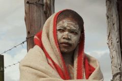 Lékař odkryl tabu afrických kmenů: Mrzačení, obřízky i smrt