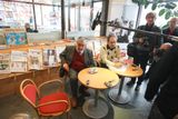 Karel Schwarzenberg tu již rozmlouvá s novináři v kavárně knihkupectví.