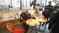 Karel Schwarzenberg tu již rozmlouvá s novináři v kavárně knihkupectví.