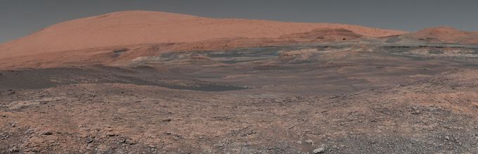 Mount Sharp, hora na Marsu, na kterou se robot Curiosity v současné době stoupá. Stojí uprostřed kráteru Gale. Vědci věří, že vznikla v době, kdy na Marsu byla voda.
